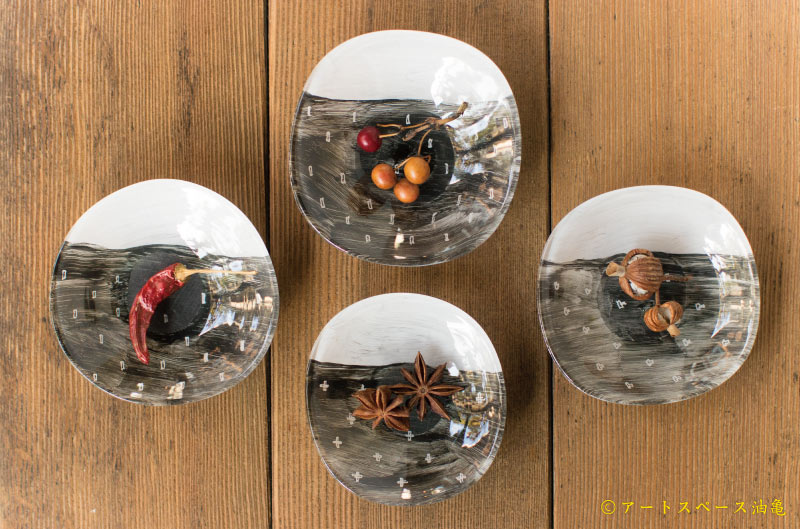 アートスペース油亀企画展「豆皿だけのうつわ展ー小さいけど、すごいやつ。小さいから、すごいやつ。ー」より