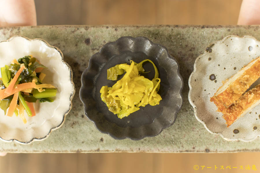 アートスペース油亀企画展「豆皿だけのうつわ展ー小さいけど、すごいやつ。小さいから、すごいやつ。ー」より